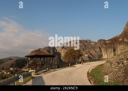 Der malerische Pfad, der Kalambaka mit Kastraki und den Meteora-Klöstern verbindet Stockfoto