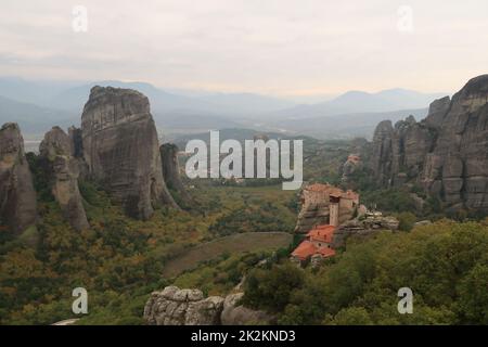 Die Klöster von St. Nicholas Anapafsas, Roussanou, umgeben von Steinsäulen Stockfoto