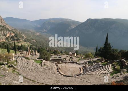 Blick auf Delphis altes Theater und die wunderschöne Landschaft dahinter Stockfoto