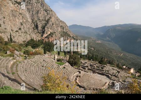 Atemberaubender Blick auf Delphis berühmtes Theater und die spektakuläre Landschaft dahinter Stockfoto