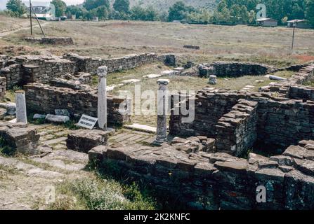 Nordbasilika, Ausgrabungen an der archäologischen Stätte in Stobi oder Stobi (im ehemaligen Jugoslawien) - einer antiken Stadt des griechischen Paeonia, die später von Makedonien erobert wurde und schließlich zur Hauptstadt der römischen Provinz Makedonien Salutaris wurde. Mai 1980. Archivscan von einem Dia. Stockfoto