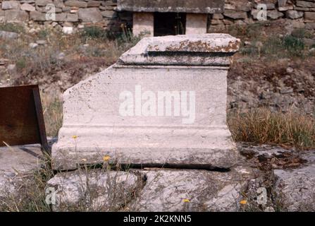 Stein auf der West Street, Ausgrabungen in der archäologischen Stätte in Stobi oder Stobi (im ehemaligen Jugoslawien) - eine alte Stadt des griechischen Paeonia, später von Makedonien erobert und schließlich in die Hauptstadt der römischen Provinz Makedonien Salutaris verwandelt. Mai 1980. Archivscan von einem Dia. Stockfoto