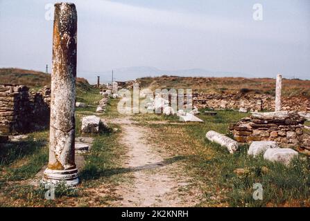 West Street, Ausgrabungen im Gange an der archäologischen Stätte in Stobi oder Stobi (im ehemaligen Jugoslawien) - eine alte Stadt der griechischen Paeonia, später von Makedonien erobert, und schließlich in die Hauptstadt der römischen Provinz Makedonien Salutaris verwandelt. Mai 1980. Archivscan von einem Dia. Stockfoto