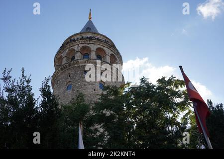 Istanbul, Türkei - Agust 08, 2022: Der berühmte Galata-Turm in Istanbul, Türkei. Dies ist eine beliebte Touristenattraktion in der Stadt. Stockfoto