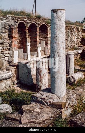 Nordbasilika, Ausgrabungen an der archäologischen Stätte in Stobi oder Stobi (im ehemaligen Jugoslawien) - einer antiken Stadt des griechischen Paeonia, die später von Makedonien erobert wurde und schließlich zur Hauptstadt der römischen Provinz Makedonien Salutaris wurde. Mai 1980. Archivscan von einem Dia. Stockfoto