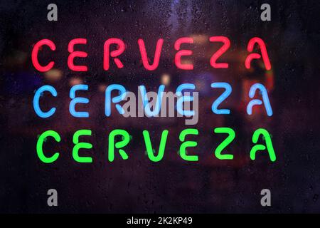 Vintage Neon Cerveza Schild in Rainy Window - Cerveza ist spanisch für Bier Stockfoto