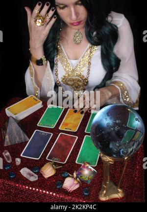 Psychic mit Kristallkugel und Tarot-Karten, flacher Freiheitsgrad Stockfoto