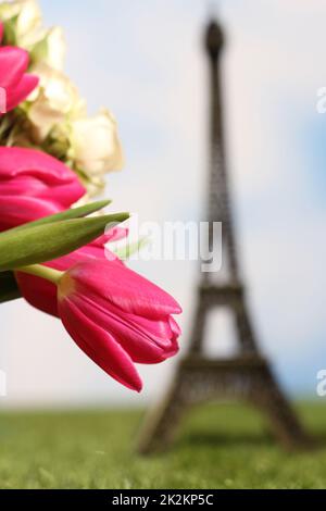 Pink Tulips Nahaufnahme mit Eiffelturm im Hintergrund Stockfoto