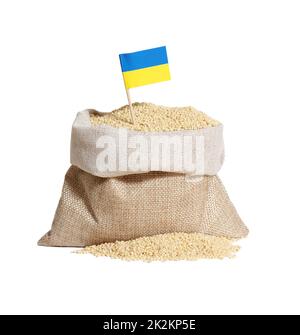 Burlap Bag aus Hirse mit der Flagge der Ukraine isoliert auf weißem Hintergrund Stockfoto