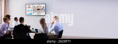 Gruppe der Geschickte Geschäftsleute Videokonferenzen im Konferenzraum. Stockfoto