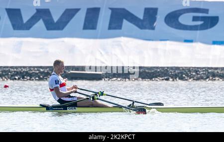 Racice, Tschechische Republik. 23. September 2022. Oliver Zeidler aus Deutschland tritt am 6. Tag der Ruderweltmeisterschaften 2022 im Elbe Arena Racice am 23. September 2022 in Racice, Tschechien, im Halbfinale der Herren-Schädel an. Quelle: Ondrej Hajek/CTK Photo/Alamy Live News Stockfoto