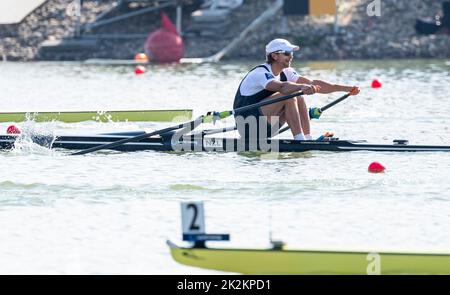 Racice, Tschechische Republik. 23. September 2022. Jordan Parry aus Neuseeland tritt am 6. Tag der Ruderweltmeisterschaften 2022 beim Halbfinale der Herren-Schädel im Labe Arena Racice am 23. September 2022 in Racice, Tschechien, an. Quelle: Ondrej Hajek/CTK Photo/Alamy Live News Stockfoto