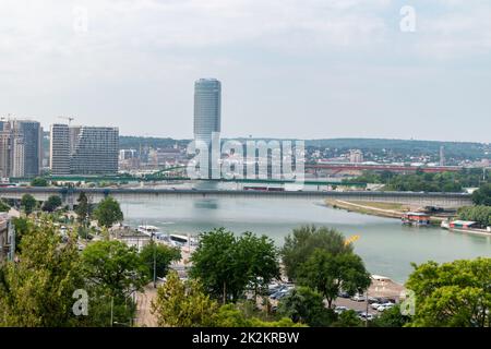 Belgrad, Serbien - 7. Juni 2022: Panoramablick auf Belgrad mit dem Fluss Sava und Brücken. Stockfoto