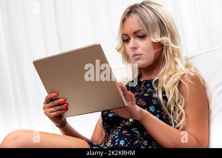 Junge blonde Frau mit maskierten braunen Linien im Gesicht Stockfoto