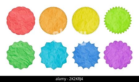 Gruppe von weißen, farbigen, runden Etiketten aus leerem Papier, isoliert auf weißem Hintergrund mit Beschneidungspfad Stockfoto