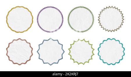 Gruppe von weißen, farbigen, runden Etiketten aus leerem Papier, isoliert auf weißem Hintergrund mit Beschneidungspfad Stockfoto