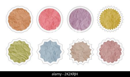 Gruppe von weißen, farbigen, runden Etiketten aus leerem Papier, isoliert auf weißem Hintergrund mit Beschneidungspfad Stockfoto
