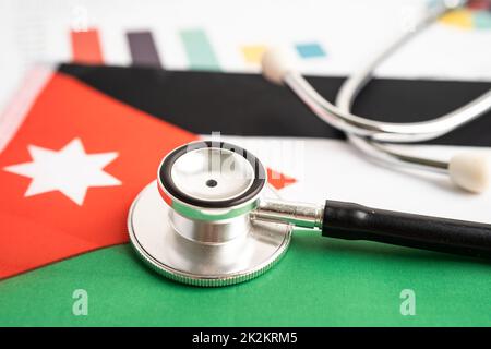 Schwarzes Stethoskop auf jordanischer Flagge mit Grafik, Geschäfts- und Finanzkonzept. Stockfoto