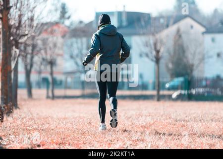 Frau, die im Winter oder Herbst auf der Coutryside läuft Stockfoto