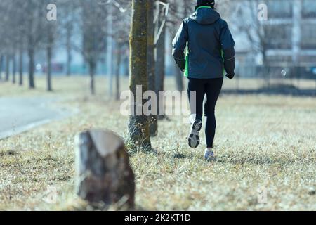 Frau, die im Winter oder Herbst auf der Coutryside läuft Stockfoto