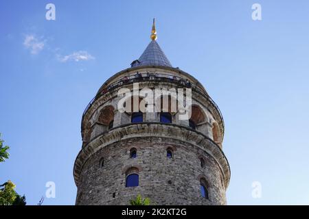 Istanbul, Türkei - Agust 08, 2022: Der berühmte Galata-Turm in Istanbul, Türkei. Dies ist eine beliebte Touristenattraktion in der Stadt. Stockfoto