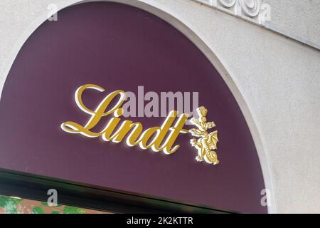 Belgrad, Serbien - 7. Juni 2022: Logo des Schweizer Chocolatier- und Süßwarenunternehmens Lindt im Lindt-Geschäft. Stockfoto