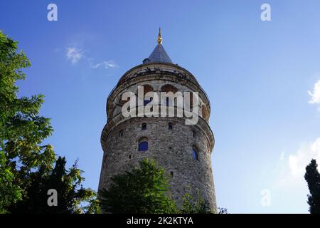 Istanbul, Türkei - Agust 08, 2022: Der berühmte Galata-Turm in Istanbul, Türkei. Dies ist eine beliebte Touristenattraktion in der Stadt. Stockfoto