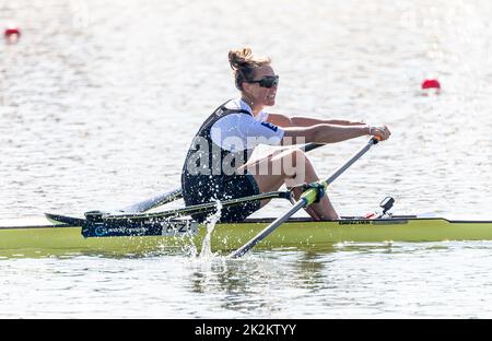 Racice, Tschechische Republik. 23. September 2022. Emma Twigg aus Neuseeland tritt am 23. September 2022 im Halbfinale der Frauen-Schädel am 6. Tag der Ruderweltmeisterschaften 2022 im Labe Arena Racice in Racice, Tschechien, an. Quelle: Ondrej Hajek/CTK Photo/Alamy Live News Stockfoto