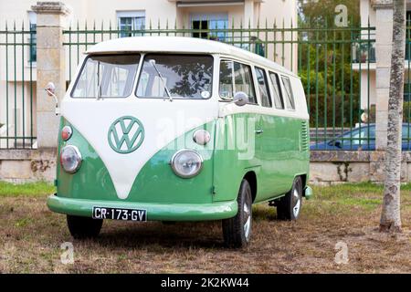 Lamorlaye, Frankreich - September 06 2020: Beige und grüne Volkswagen Bus Split aus den sechziger Jahren. Stockfoto