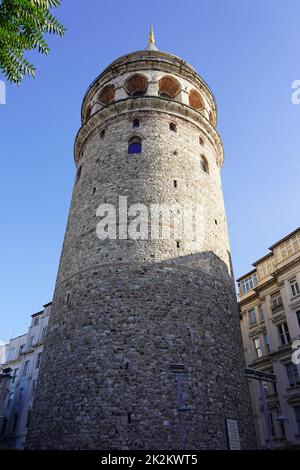 Istanbul, Türkei - Agust 08, 2022: Der berühmte Galata-Turm in Istanbul, Türkei. Dies ist eine beliebte Touristenattraktion in der Stadt. Stockfoto