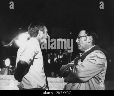 The Towering Inferno USA, 1974 Regie: Irwin Allen Irwin Allen, Steve McQueen am Set Drehbild Stockfoto