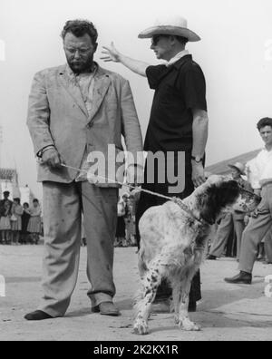 Über die Brücke Regisseur Ken Annakin am Set mit Rod Steiger UK, 1957 Stockfoto