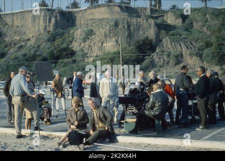 Point Blank USA, 1967 Lee Marvin, Angie Dickinson am Set. Im Hintergrund der Regisseur John Boorman mit der Crew. Stockfoto