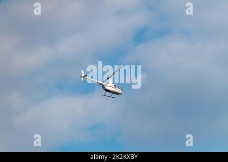 Oradea, Rumänien - 9. Juni 2022: Private Robinson R-44 RAVEN II YR-DDE. Stockfoto