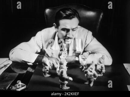 Der amerikanische Animator und Produzent Walt Disney und Figuren der sieben Zwerge aus Schneewittchen (1937 Stockfoto