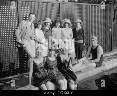 Robert Florey, Patsy Ruth Miller, Virginia Fox, Lois Wilson, Gloria Hope, Viriginia Lee Corbin, Alla Nazimova, Mildred Davis, Clara Horton, Charles Bryant an Alla Nazimovas Platz namens 'Garden of Alla' in Hollywood 1921 Stockfoto