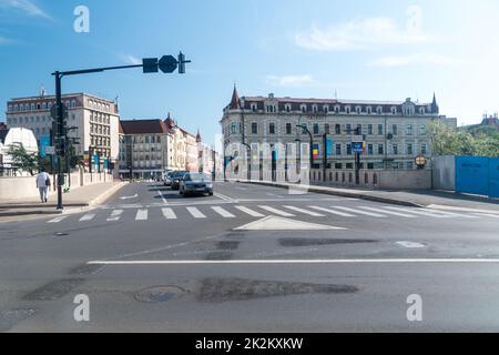 Oradea, Rumänien - 10. Juni 2022: St. Laszlo Brücke im Stadtzentrum von Oradea. Stockfoto