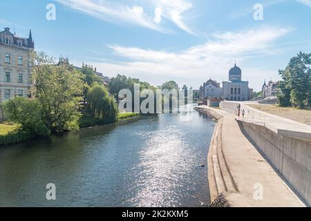 Oradea, Rumänien - 10. Juni 2022: Fluss Crisul Repede im Stadtzentrum von Oradea. Stockfoto