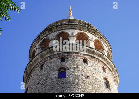 Istanbul, Türkei - Agust 08, 2022: Der berühmte Galata-Turm in Istanbul, Türkei. Dies ist eine beliebte Touristenattraktion in der Stadt. Stockfoto