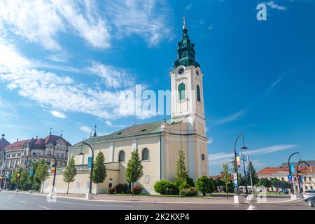 Oradea, Rumänien - 10. Juni 2022: Römisch-katholische Kirche St. Ladislaus auf dem Union Square. Stockfoto