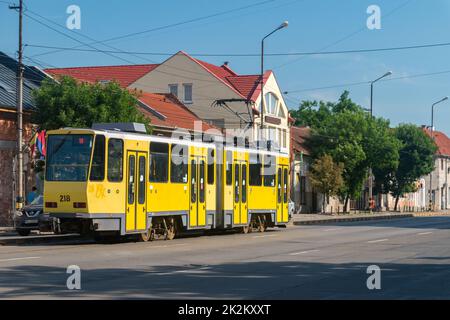 Oradea, Rumänien - 10. Juni 2022: Gelbe Straßenbahn auf der Oradea Straße. Stockfoto