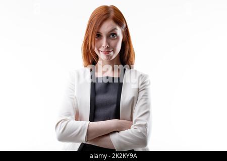 Eine lächelnde Frau hebt ihre Augenbraue vor der Kamera Stockfoto