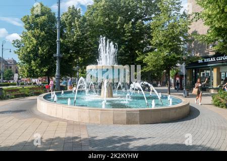 Debrecen, Ungarn - 11. Juni 2022: Brunnen am Kossuth Platz im Zentrum von Debrecen. Stockfoto