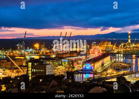 Abendansicht des Hafens von Genua, Italien Stockfoto