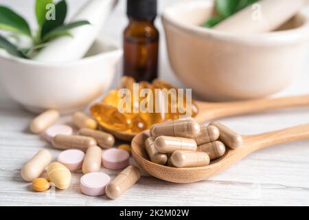 Alternative Medizin pflanzliche Bio-Kapsel Medikament mit Kräutern Blatt natürliche Ergänzungen für ein gesundes gutes Leben. Stockfoto