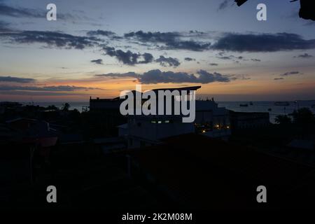 Blick von einem Dach auf die Altstadt von Stone Town, Sansibar bei Sonnenuntergang Stockfoto