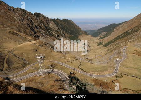 Spektakuläre Aussicht auf den Transfagarasan Highway im Spätsommer Stockfoto