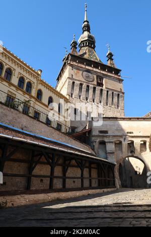 Sighisoaras Haupttor in die Zitadelle mit ihrem berühmten Uhrturm Stockfoto