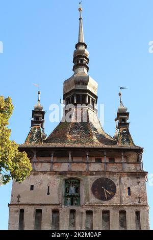 Nahaufnahme des berühmten Uhrenturms von Sighisoaras aus dem Inneren der Zitadelle Stockfoto