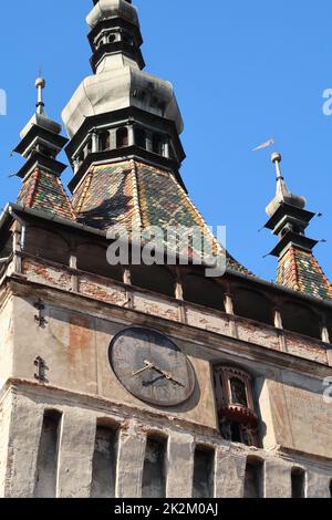 Nahaufnahme auf dem berühmten Uhrturm von Sighisoaras von außerhalb der Zitadelle Stockfoto